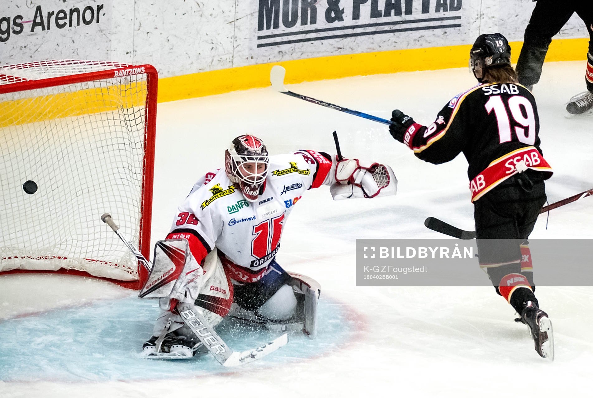 Luleås Cristoffer Björk gör 1-0 bakom Örebros målvakt