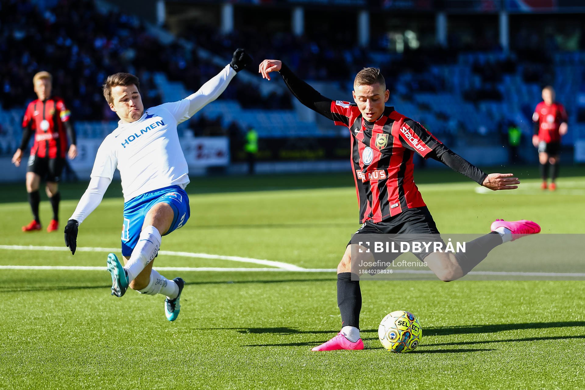 Norrköpings Simon Skrabb och Brommapojkarnas Petar Petrovic