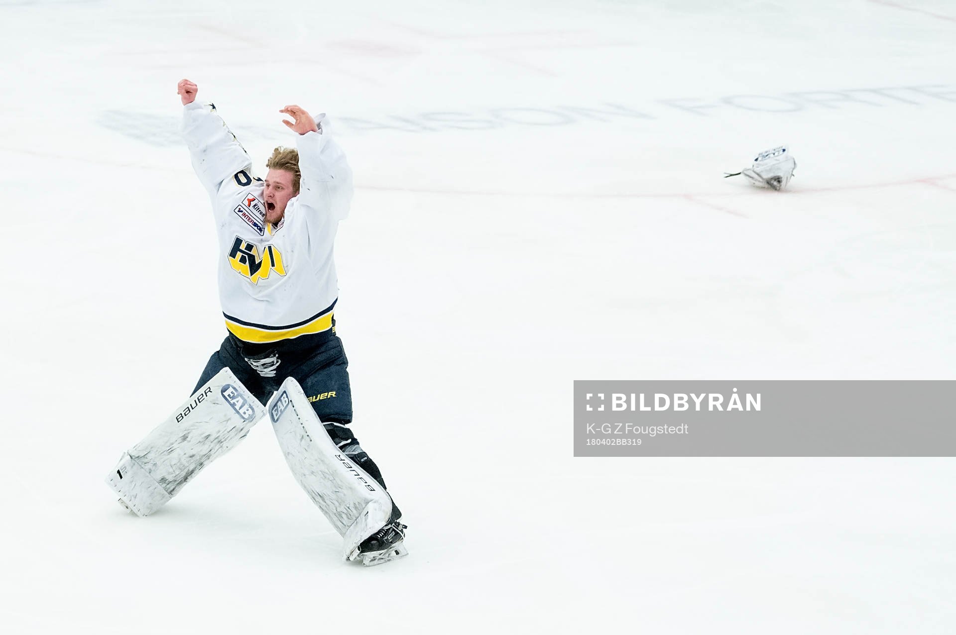 Målvakten Adam Åhman i HV71 jublar över guldet i  J20