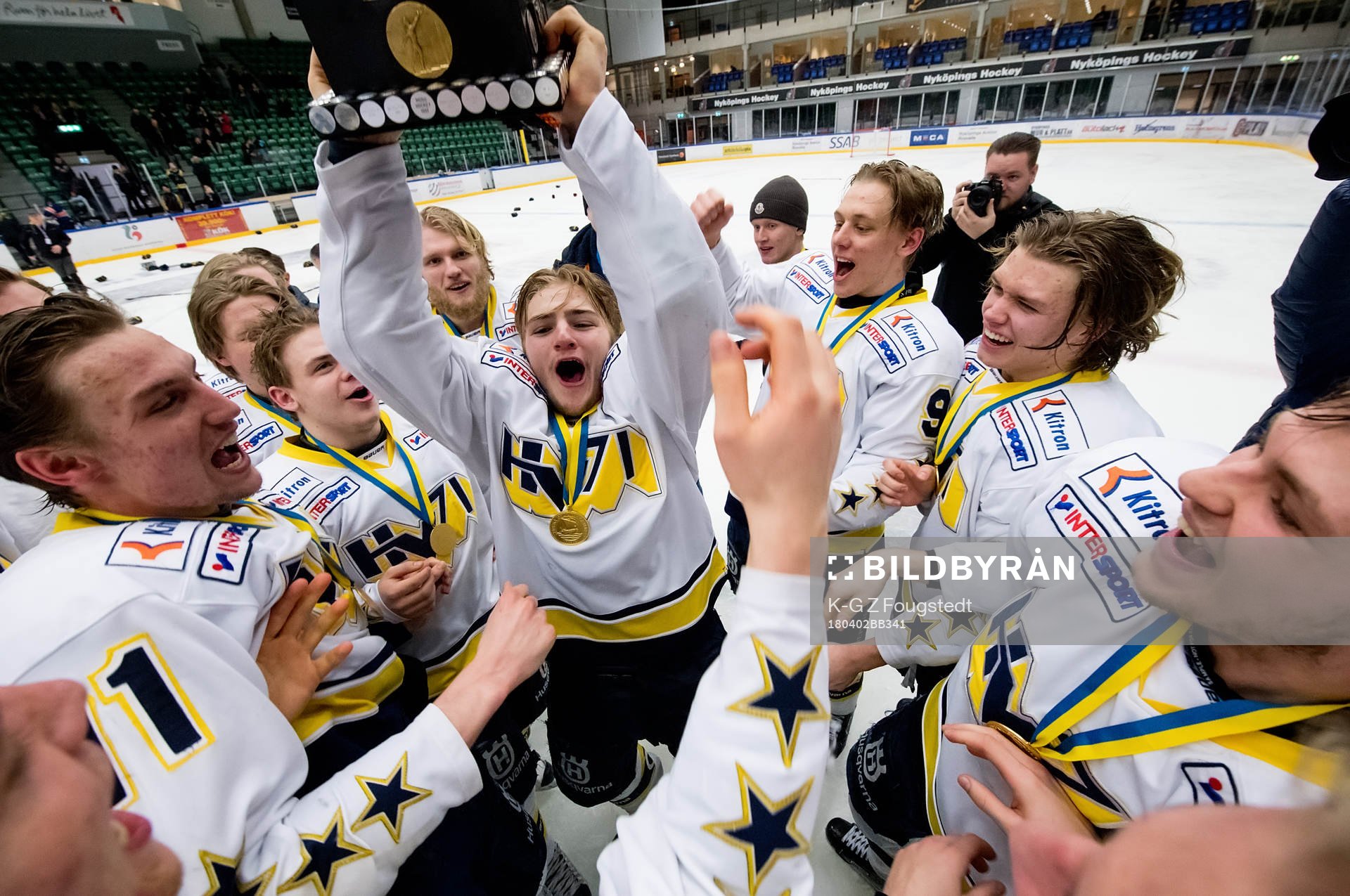 Erik Brännström i HV71 lyfter SM pokalen