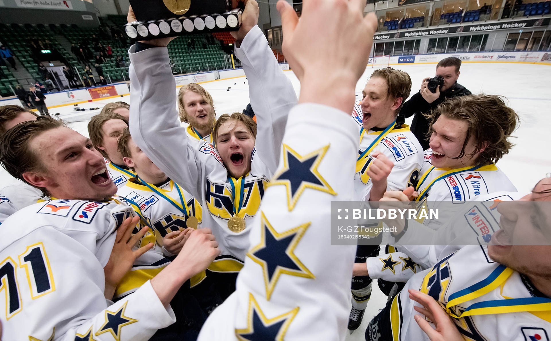 Erik Brännström i HV71 lyfter SM pokalen