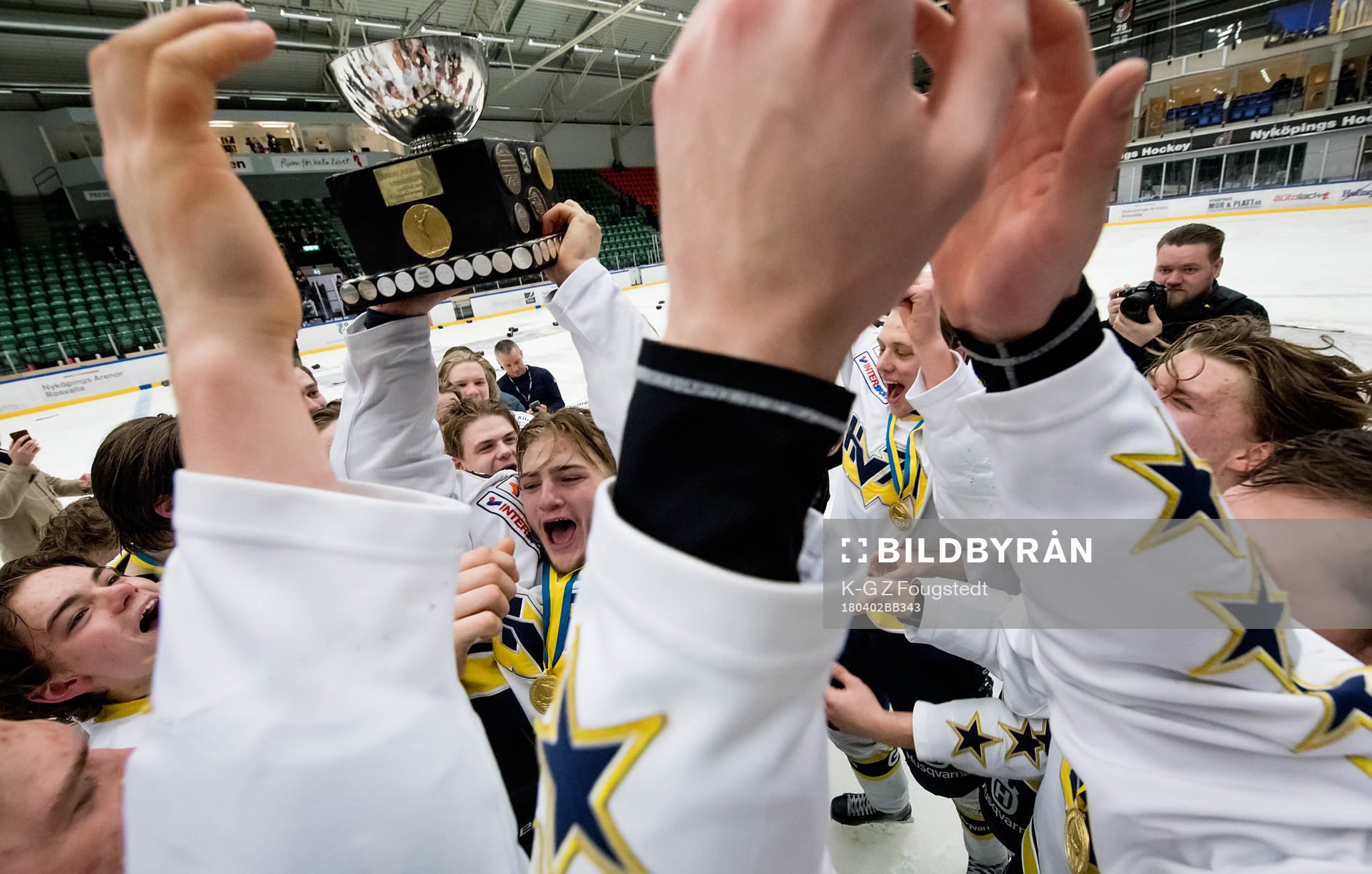 Erik Brännström i HV71 lyfter SM pokalen