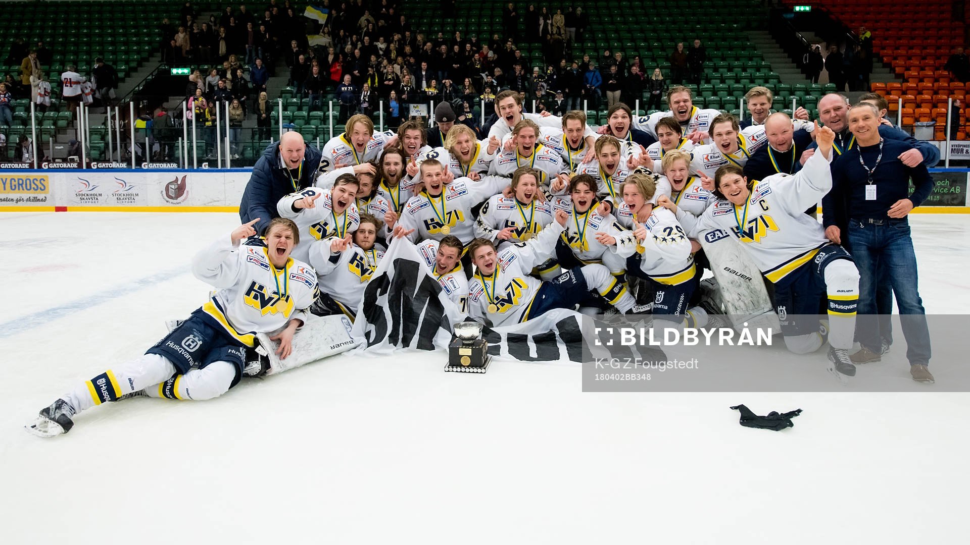 HV71 Svenska mästare 2018 poserar  i en lagbild