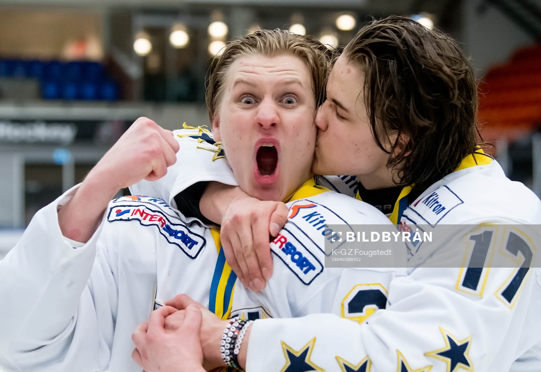 Matchhjälten Filip Sveningsson får en seger kyss av