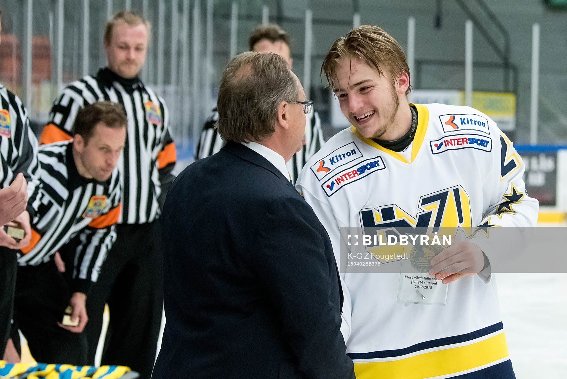Erik Brännström i HV71 vid prisutdelningen