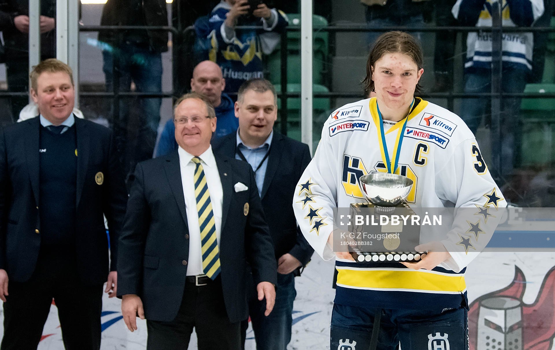 Lagkaptenen i HV71 Edwin Johansson lyfter Sm pokalen vid