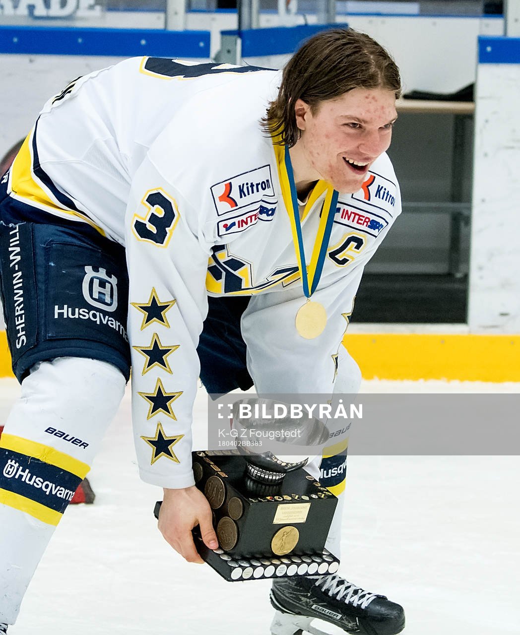 Lagkaptenen i HV71 Edwin Johansson lyfter Sm pokalen vid