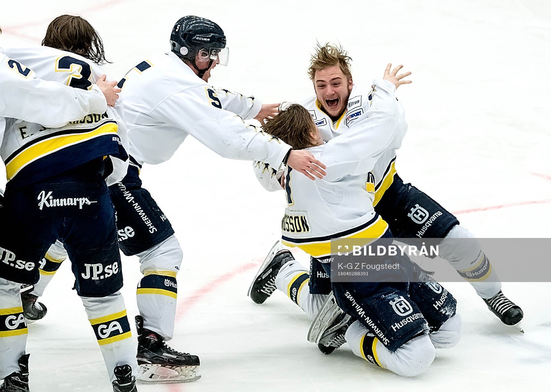 Matchhjälten Filip Sveningsson grattas av Erik Bränström