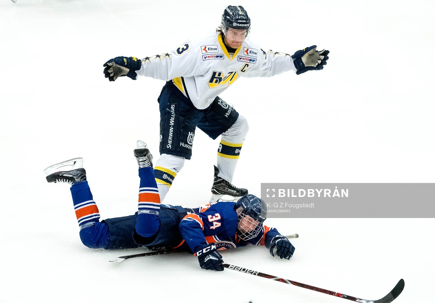 Edwin Johansson i HV71 och Hampus Sjöbrink i Växjö