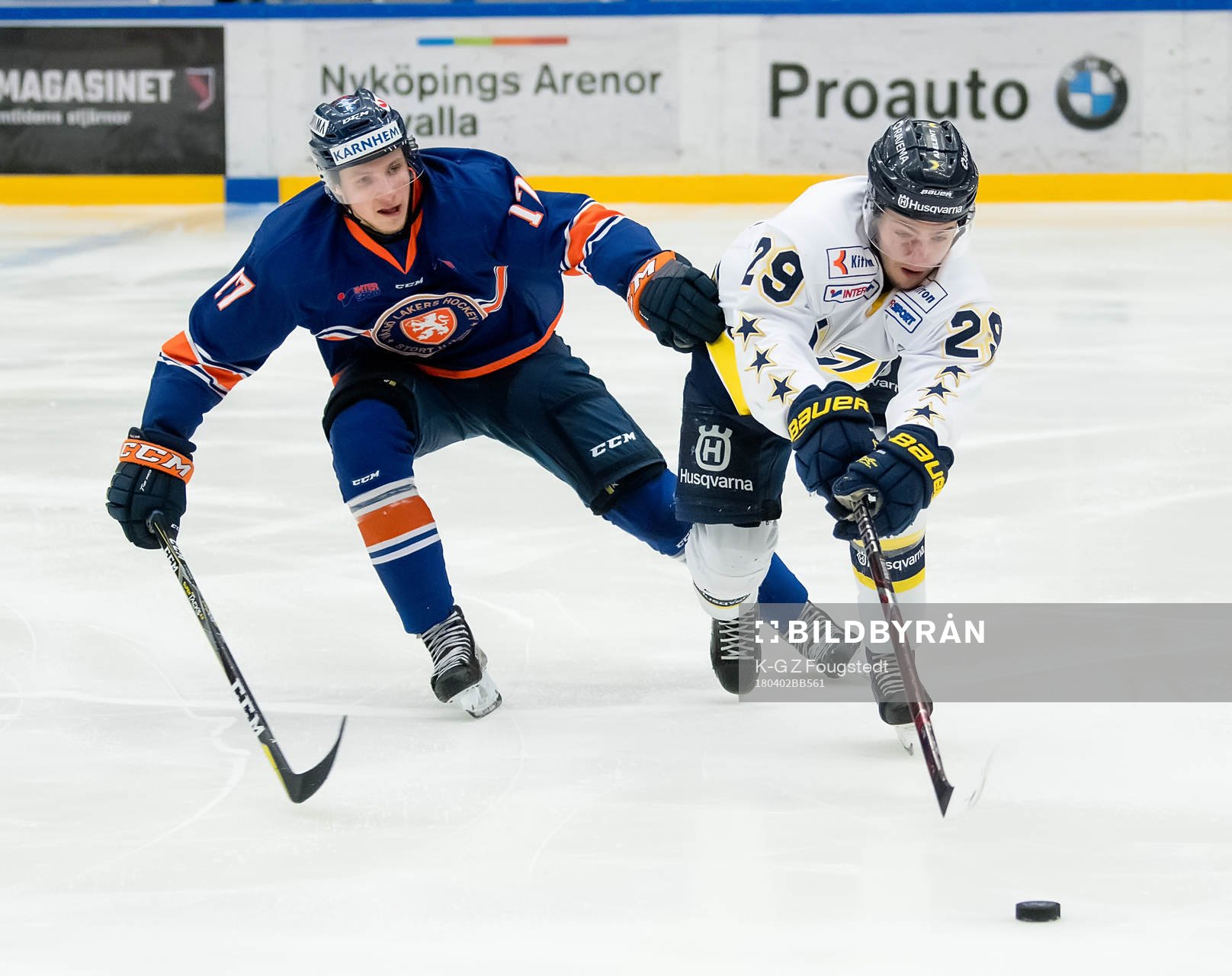 Erik Brännström i HV71 och Jonas Röndbjerg i Växjö