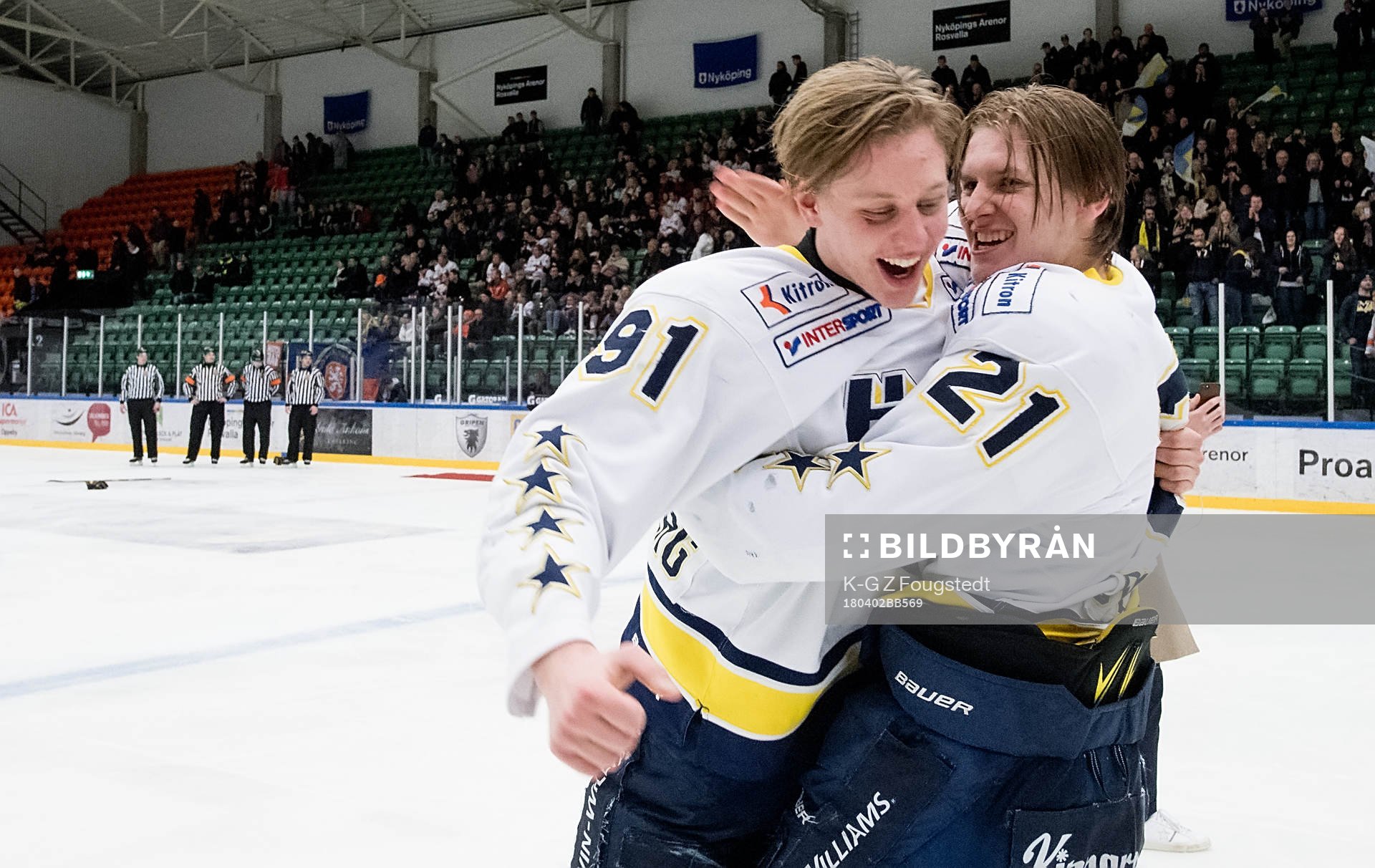 Filip Sveningsson och Karl Smedberg i HV71  firar guldet