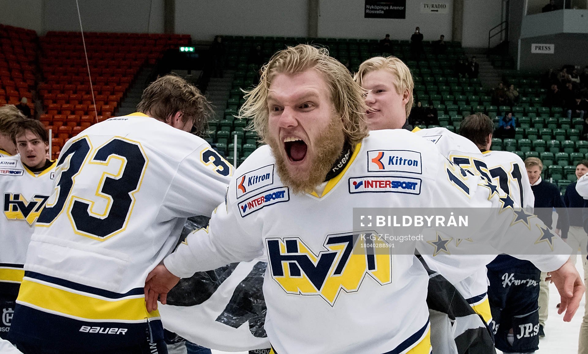 Rasmus Gustafsson i HV71firar guldet