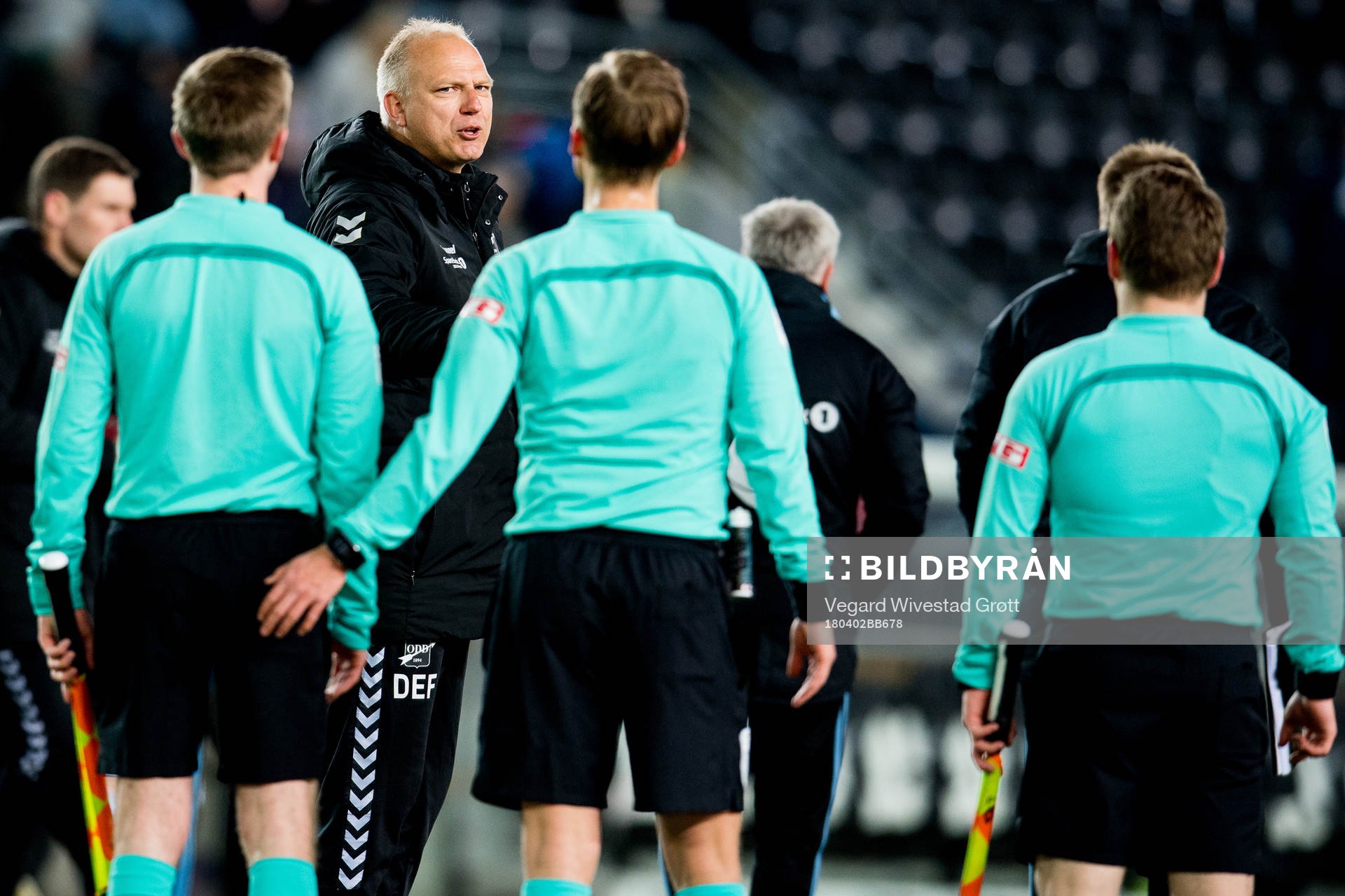 Dag-Eilev Fagermo, head coach of Odd, talks to referee Ola