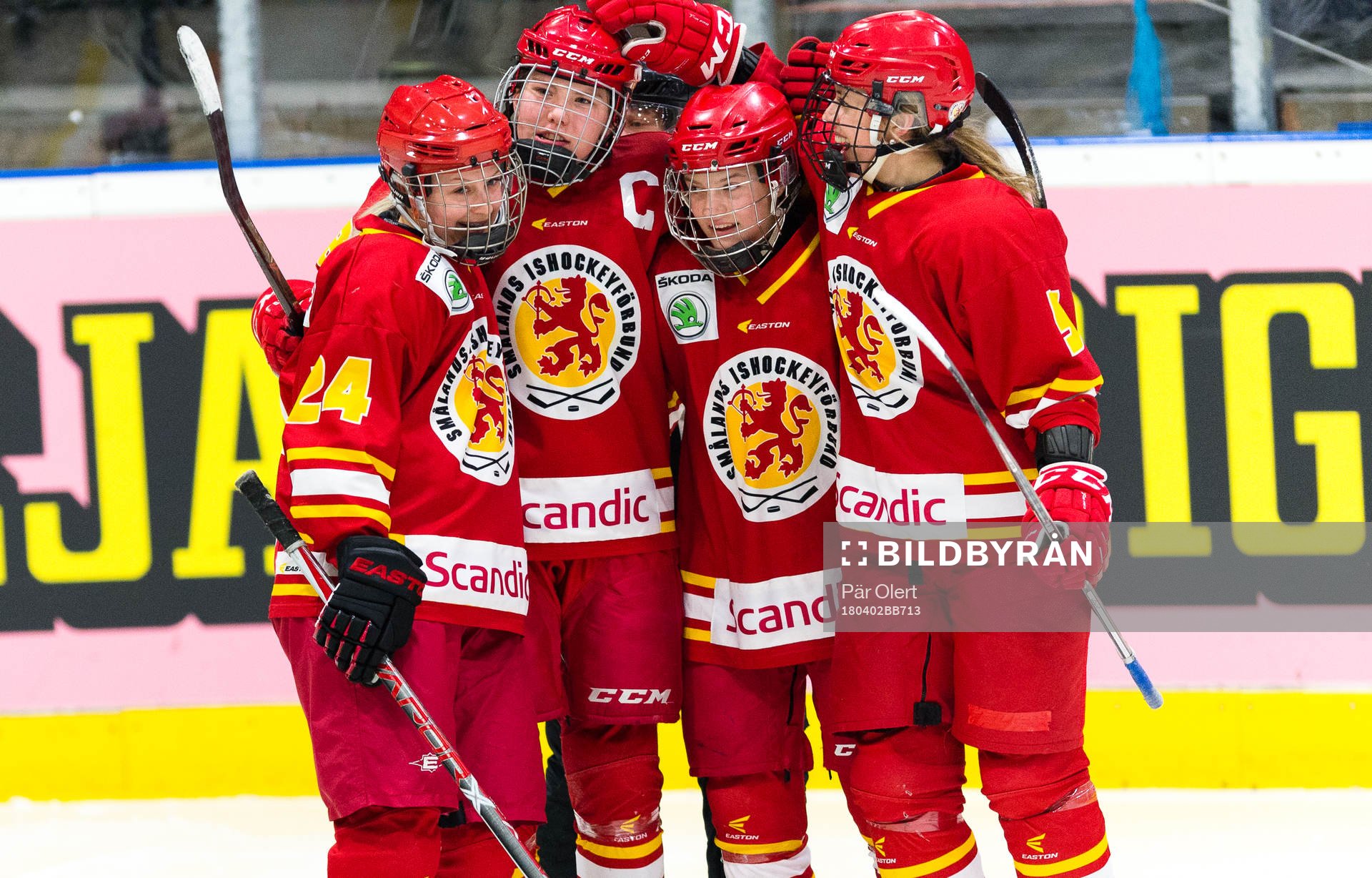 Smålands Elin Svensson jublar med lagkamrater