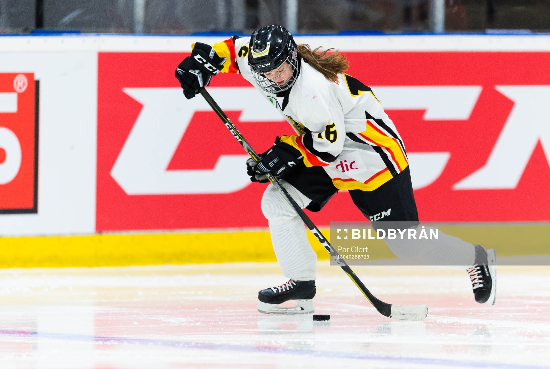 Södermanlands Ella Jämsen med puck