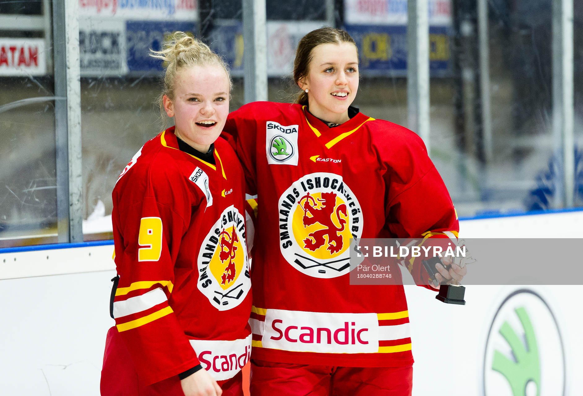Smålands Maja Beverin och Linnea Johansson jublar
