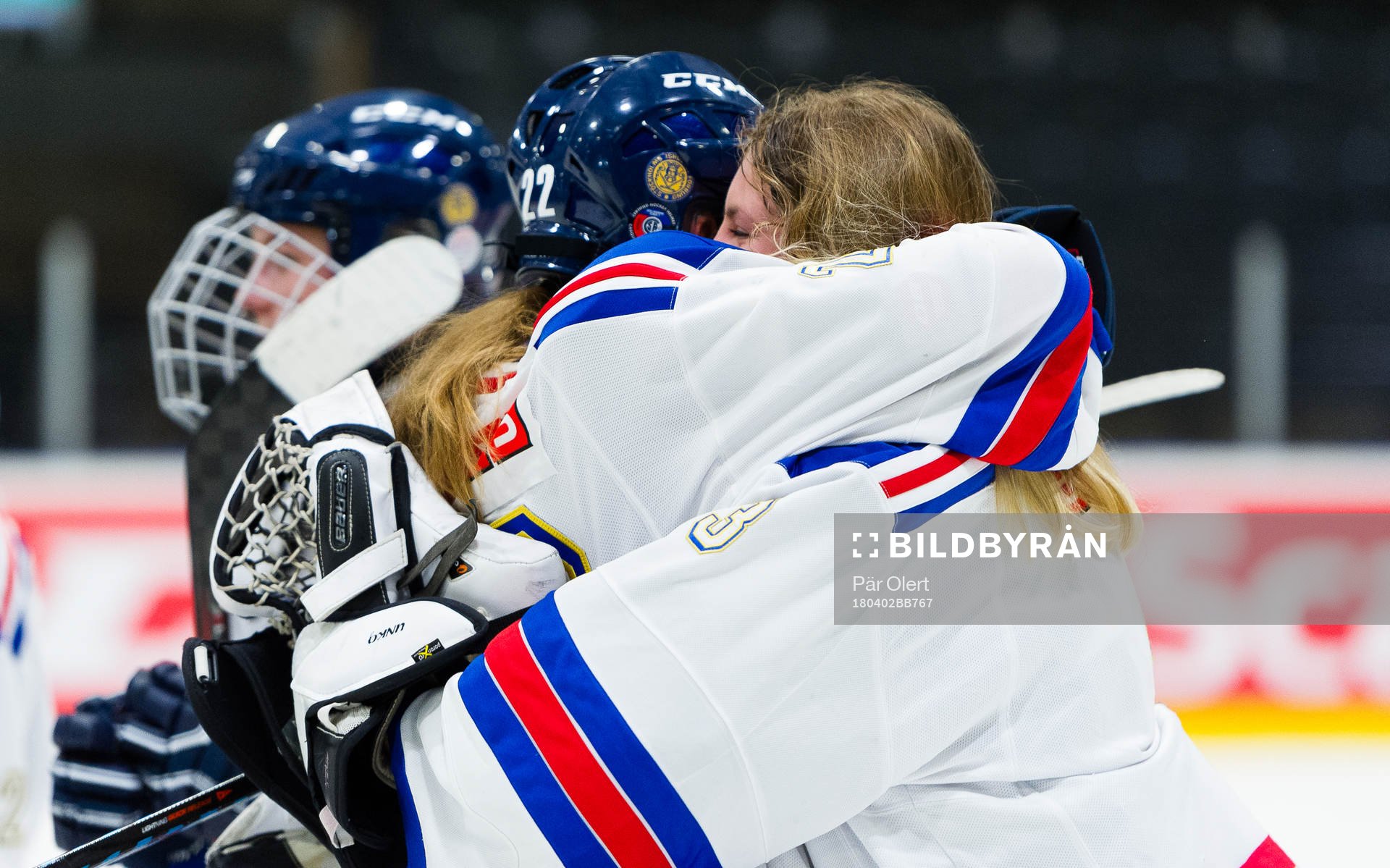 Stockholms målvakt Ida Boman kramar om Aoife Leacy