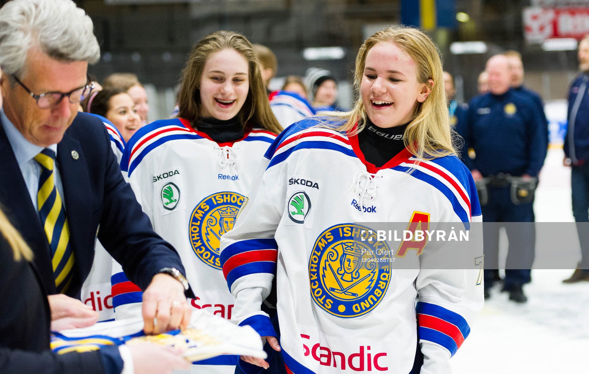 Stockholms Julia Tärnblom tar emot sin guldmedalj
