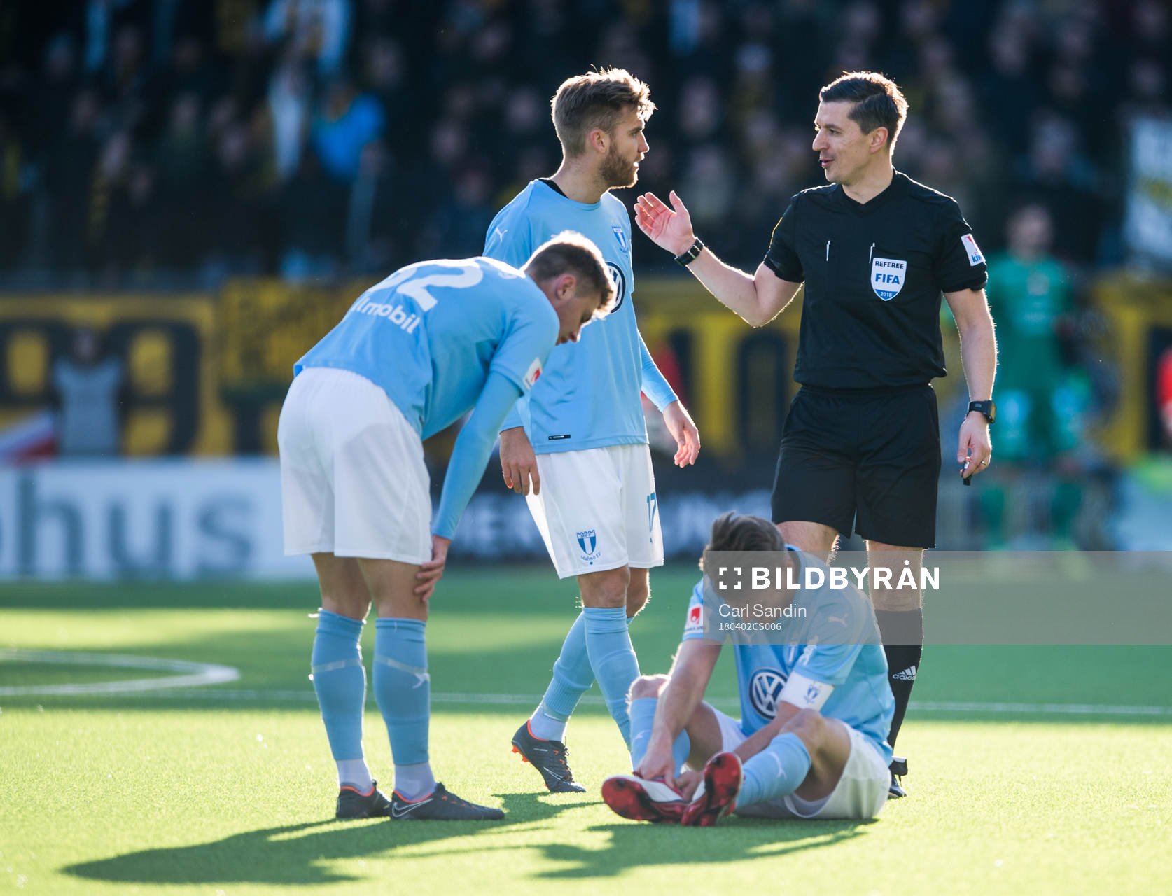 Malmö FFs Rasmus Bengtsson i samtal med domaren under fotbollsmatchen i Allsvenskan mellan Elfsborg och Malmö FF den 2 april 2018 i Borås.