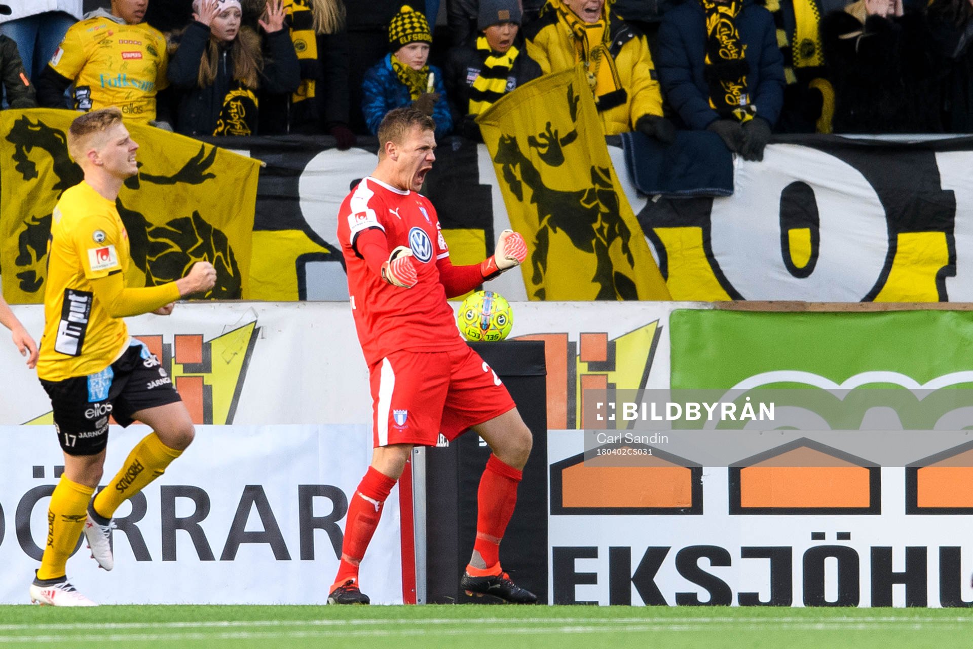 Malmö FFs målvakt Johan Dahlin jublar