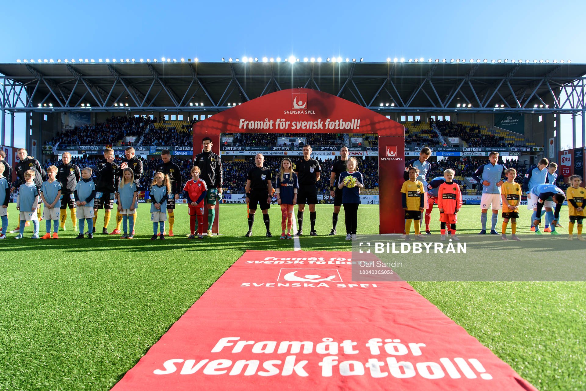Spelare och domare vid lineup innan fotbollsmatchen i