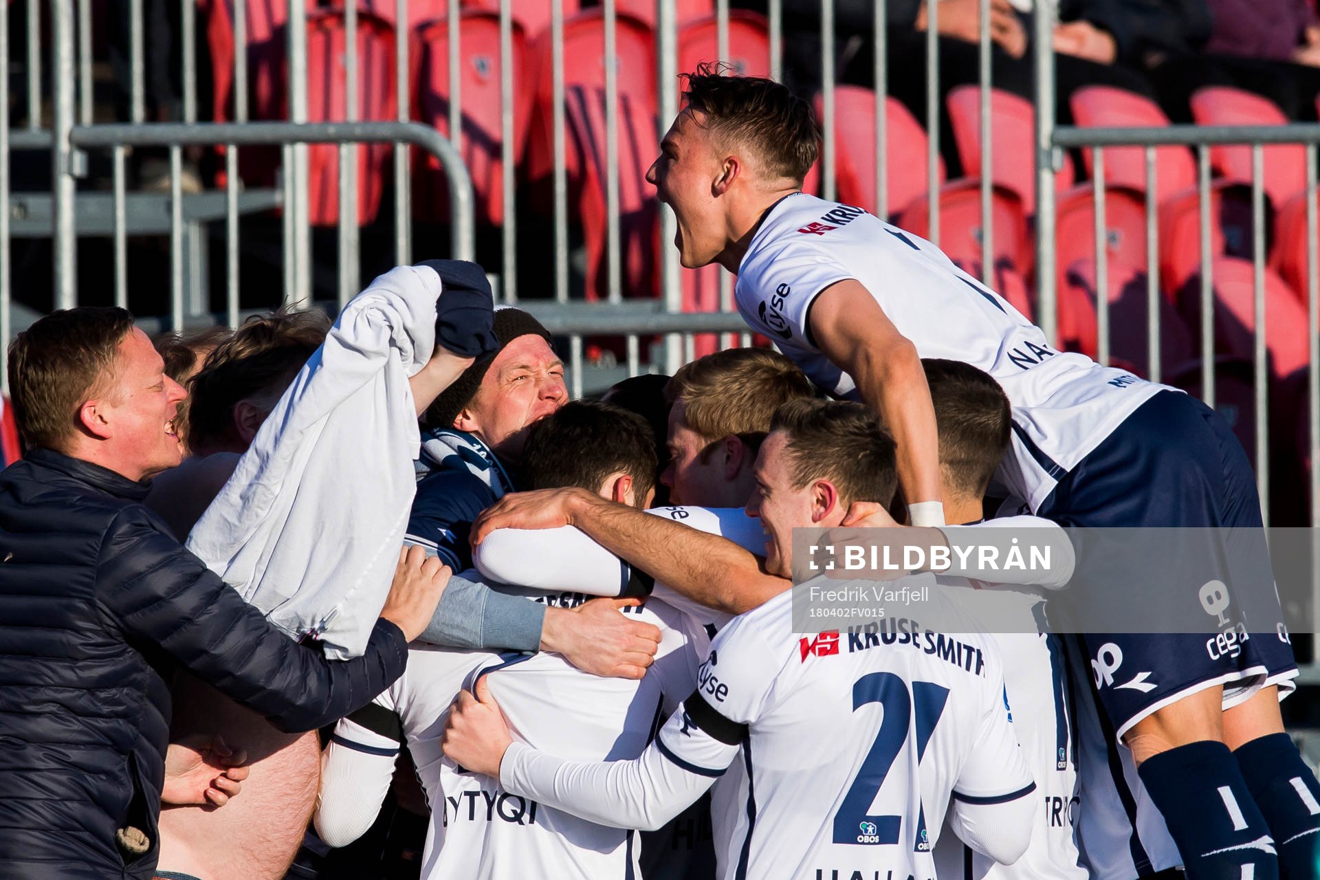 Tommy Høiland of Viking celebrates with his teammates