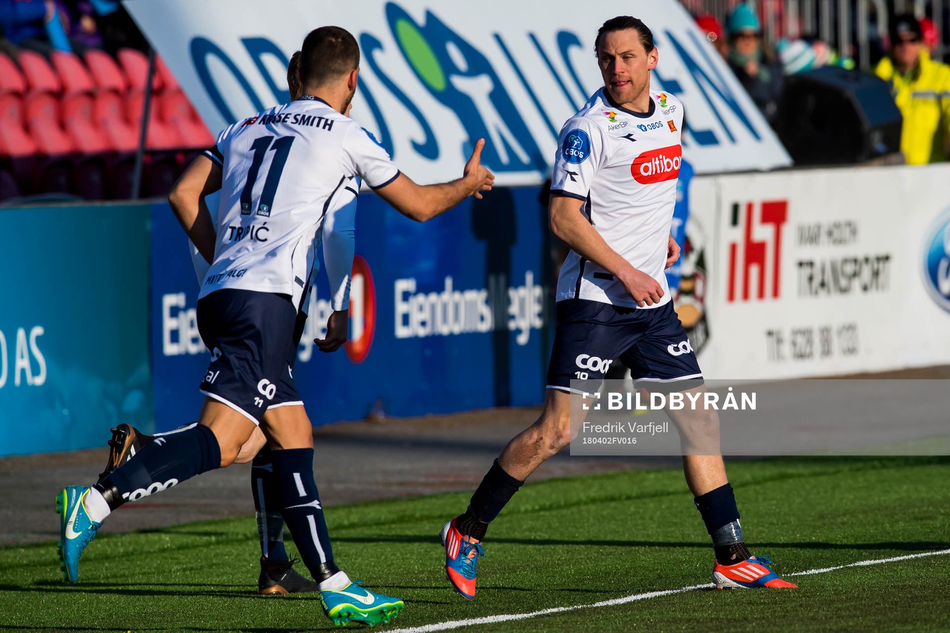 Tommy Høiland of Viking celebrates with his teammates