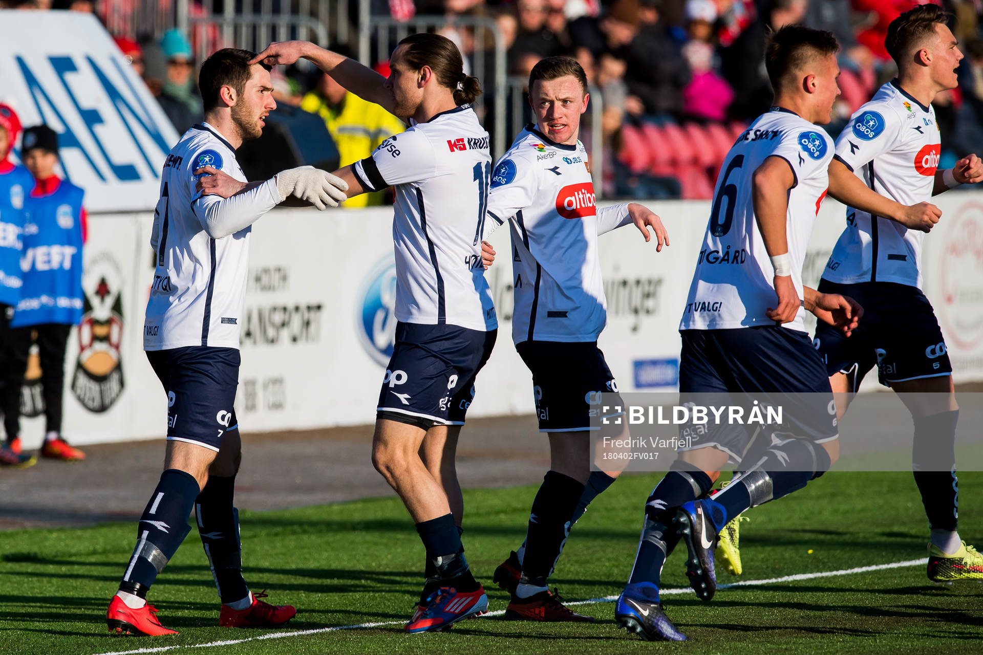 Tommy Høiland of Viking celebrates with his teammates