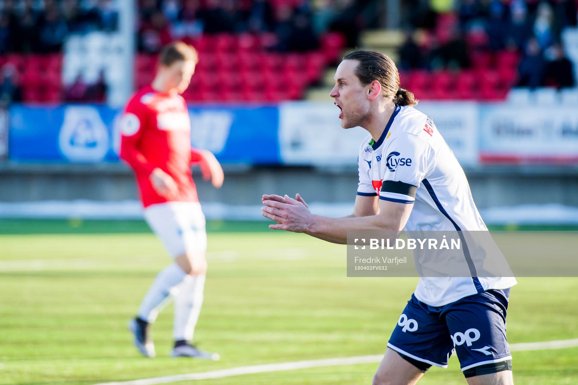 Tommy Høiland reacts