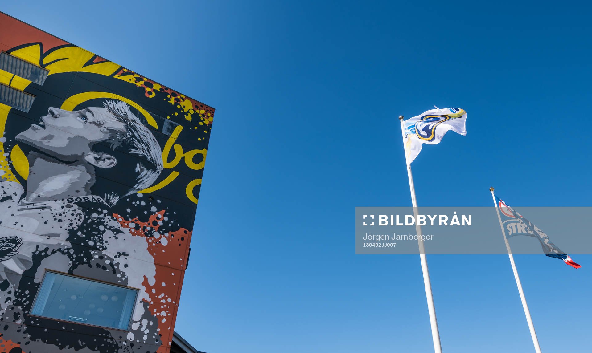 Flaggor vajar utanför arenan inför fotbollsmatchen i Allsvenskan mellan Elfsborg och Malmö FF den 2 april 2018 i Borås.