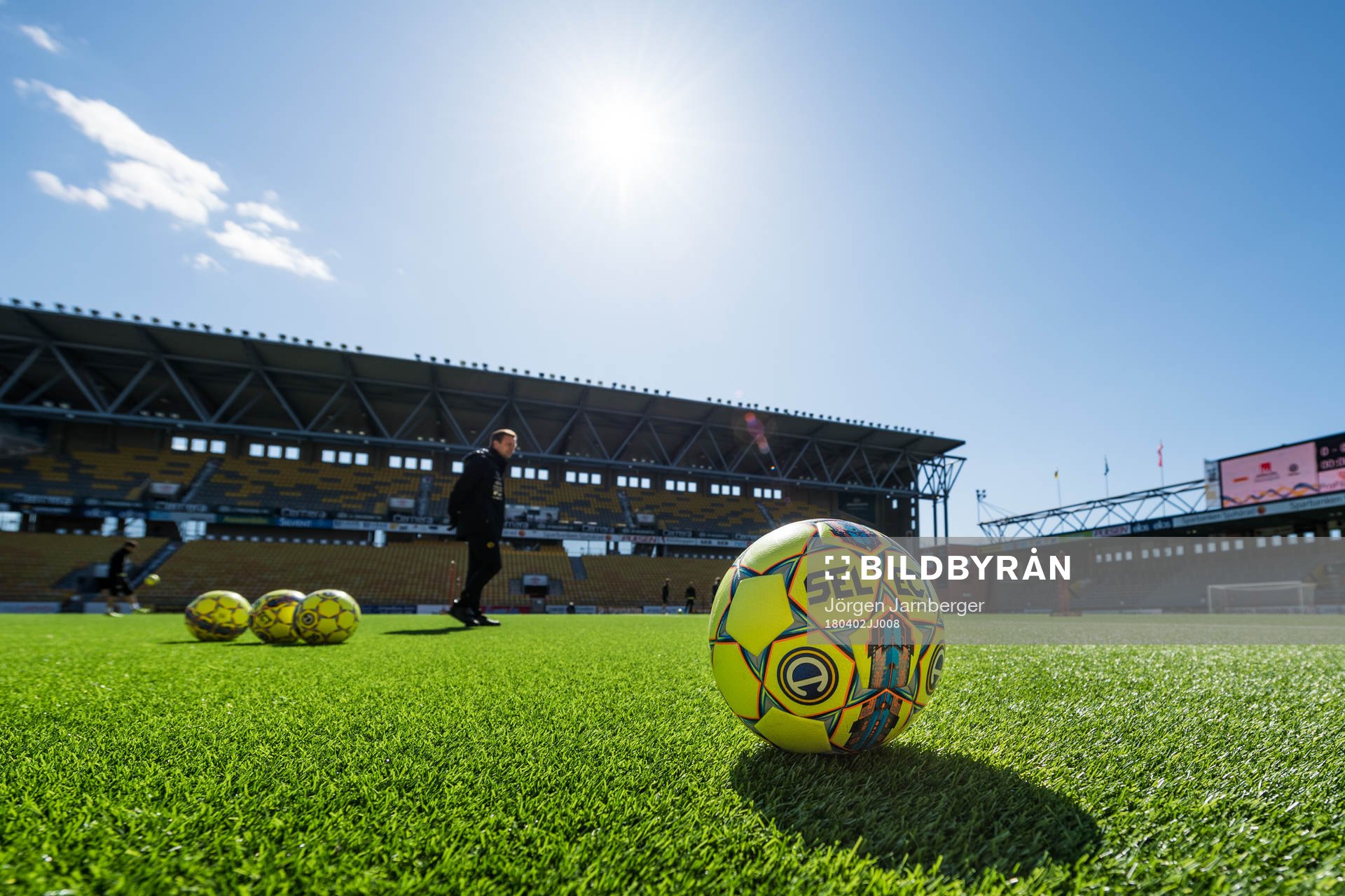Den Allsvenska matchbollen på konstgräset