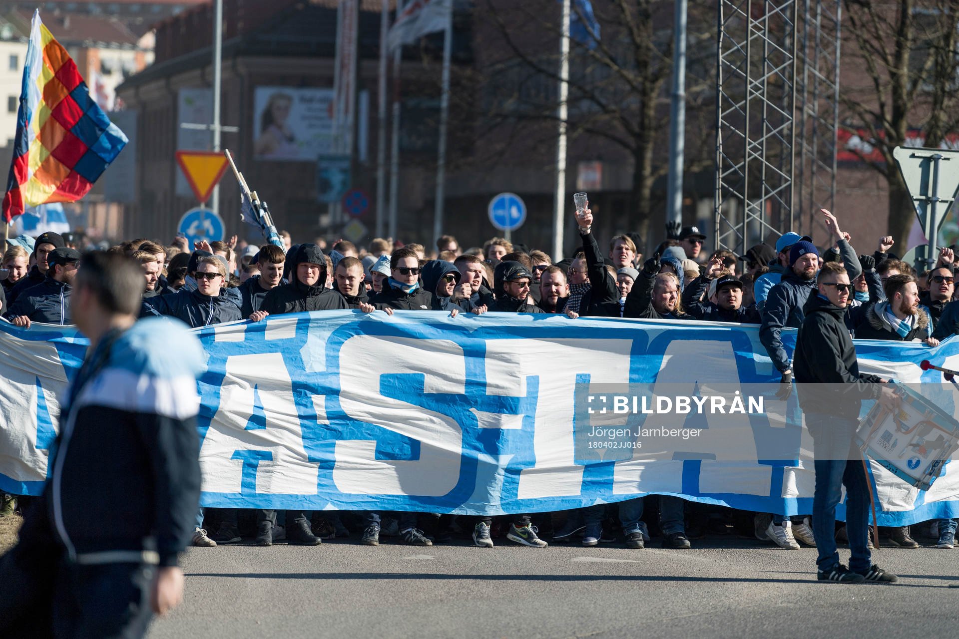 Malmö FFs supportrar marscherar till Borås arena