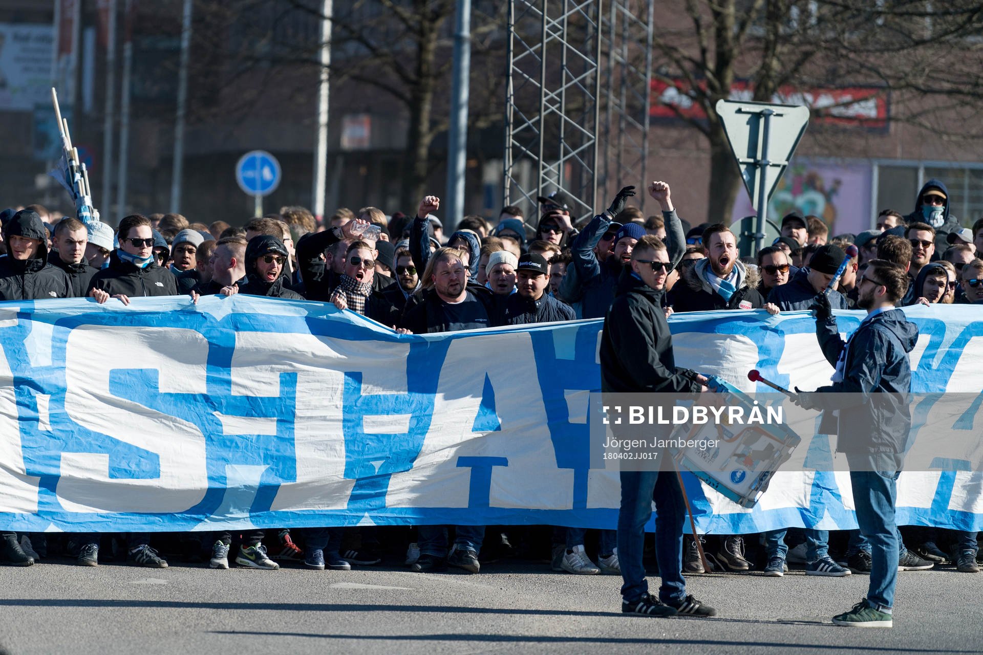 Malmö FFs supportrar marscherar till Borås arena