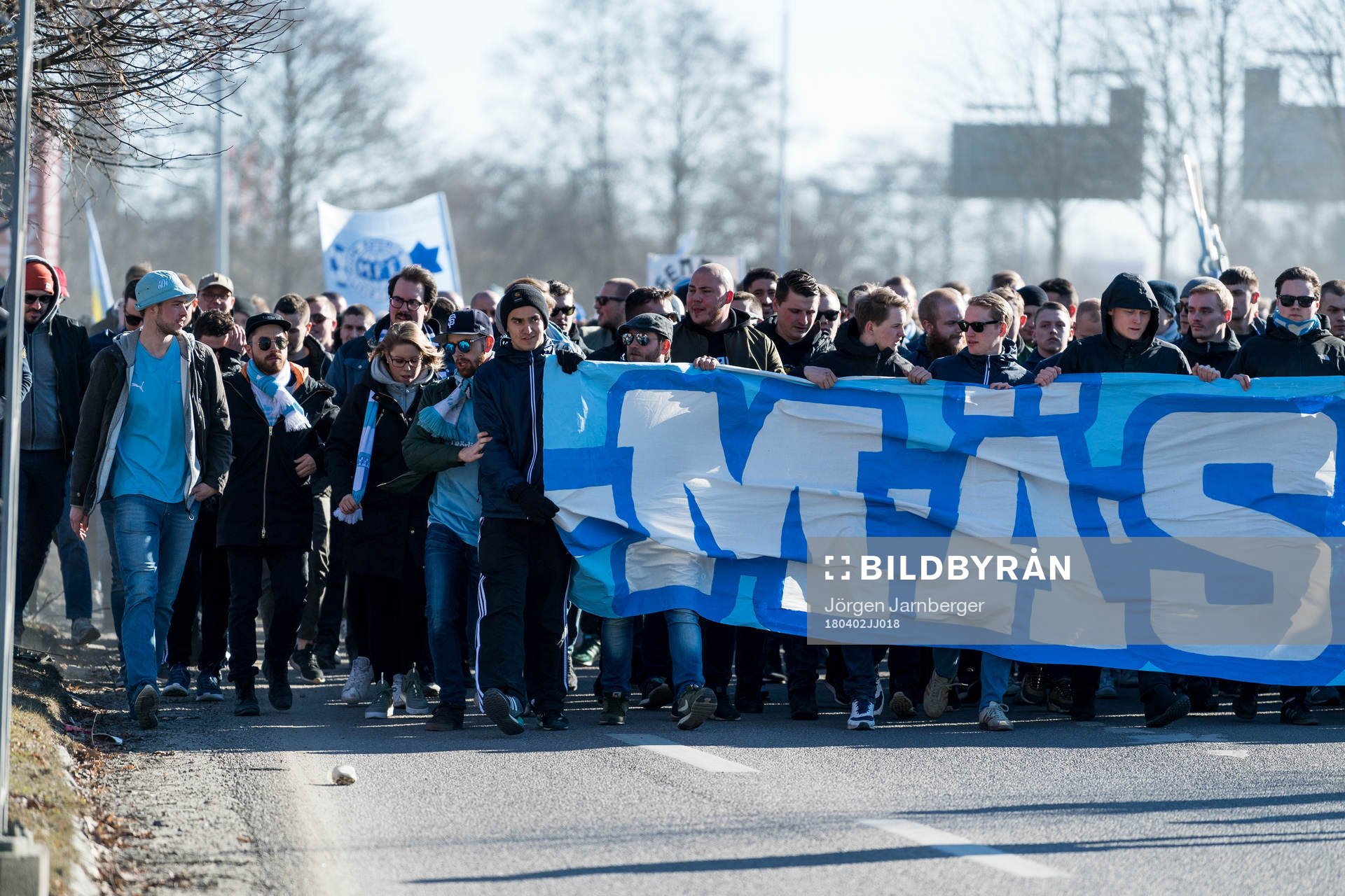 Malmö FFs supportrar marscherar till Borås arena