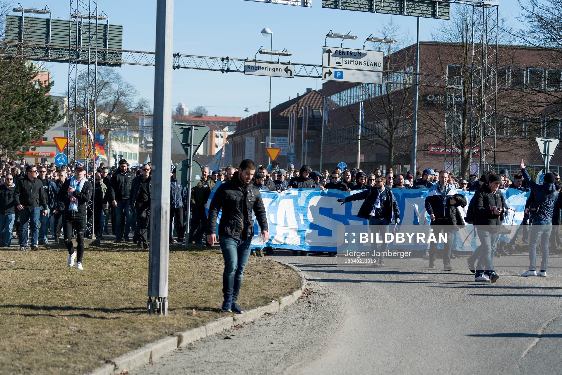 Malmö FFs supportrar marscherar till Borås arena