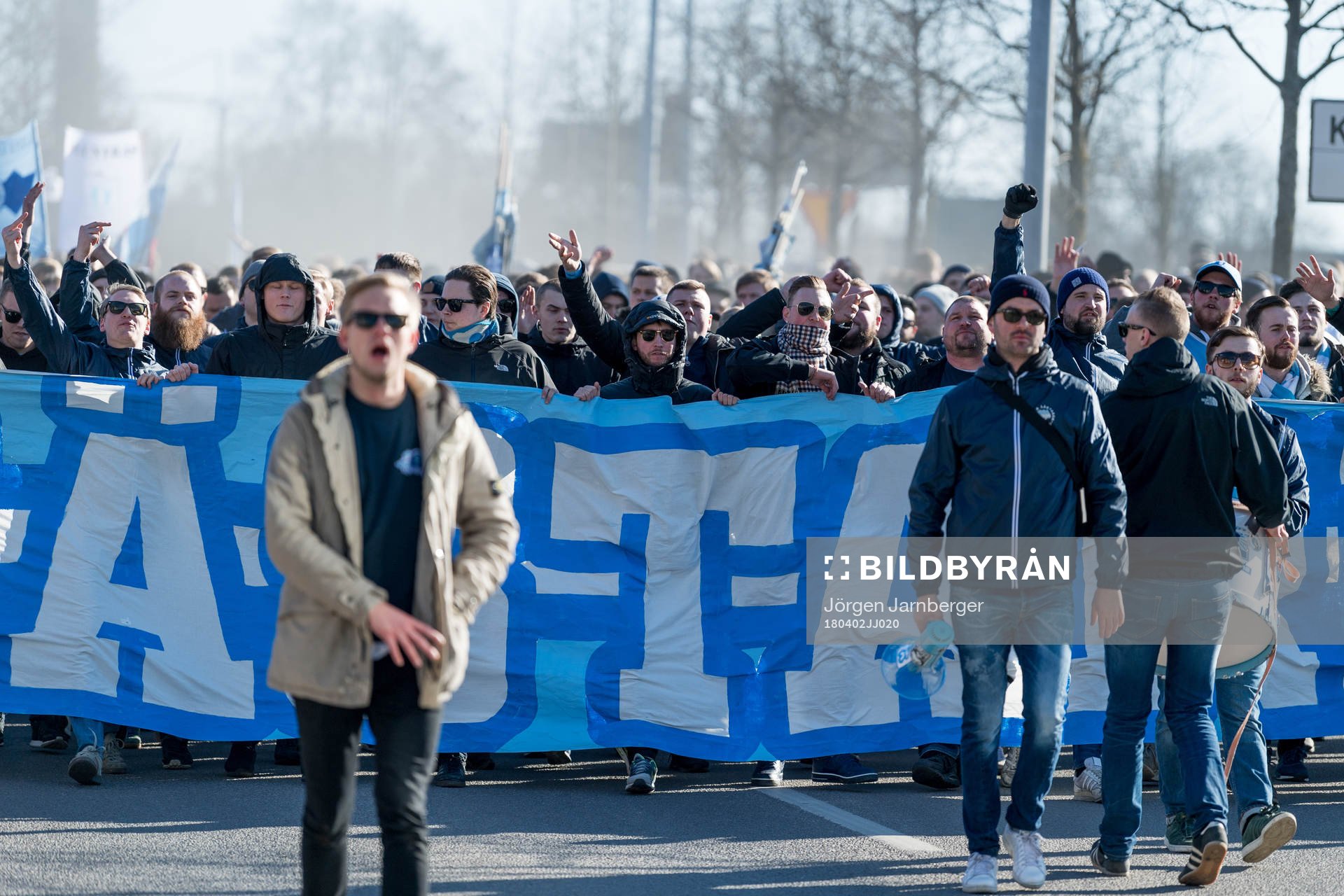 Malmö FFs supportrar marscherar till Borås arena
