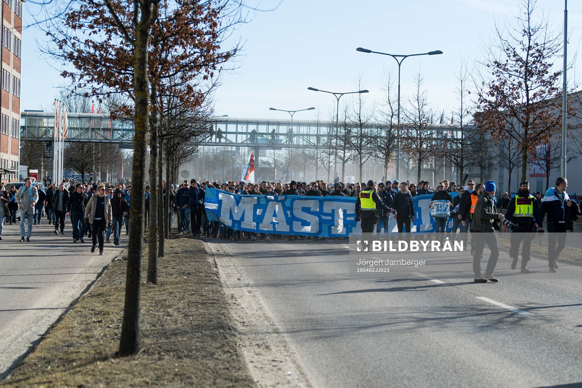 Malmö FFs supportrar marscherar till Borås arena