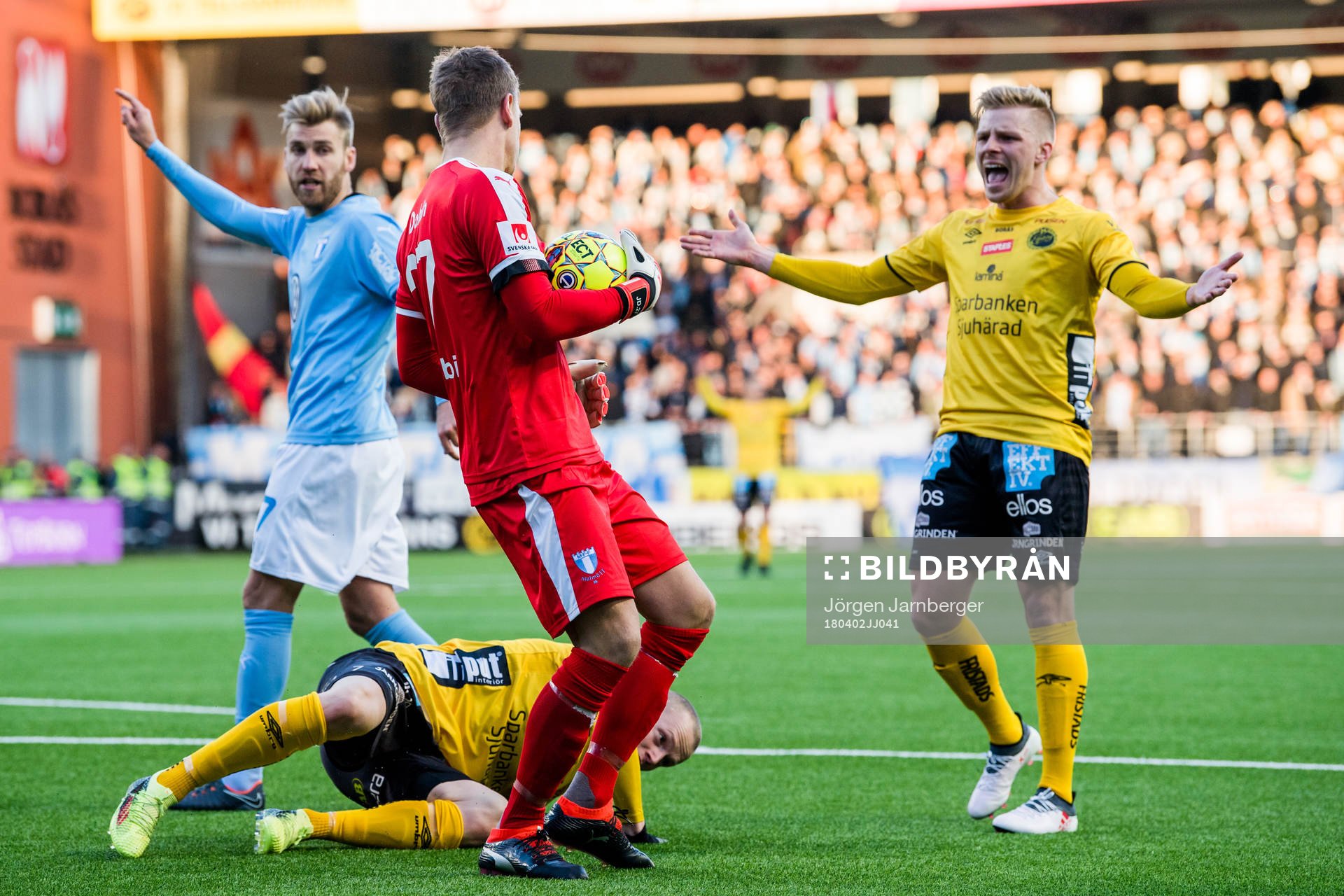Malmö FFs målvakt Johan Dahlin räddar skott framför