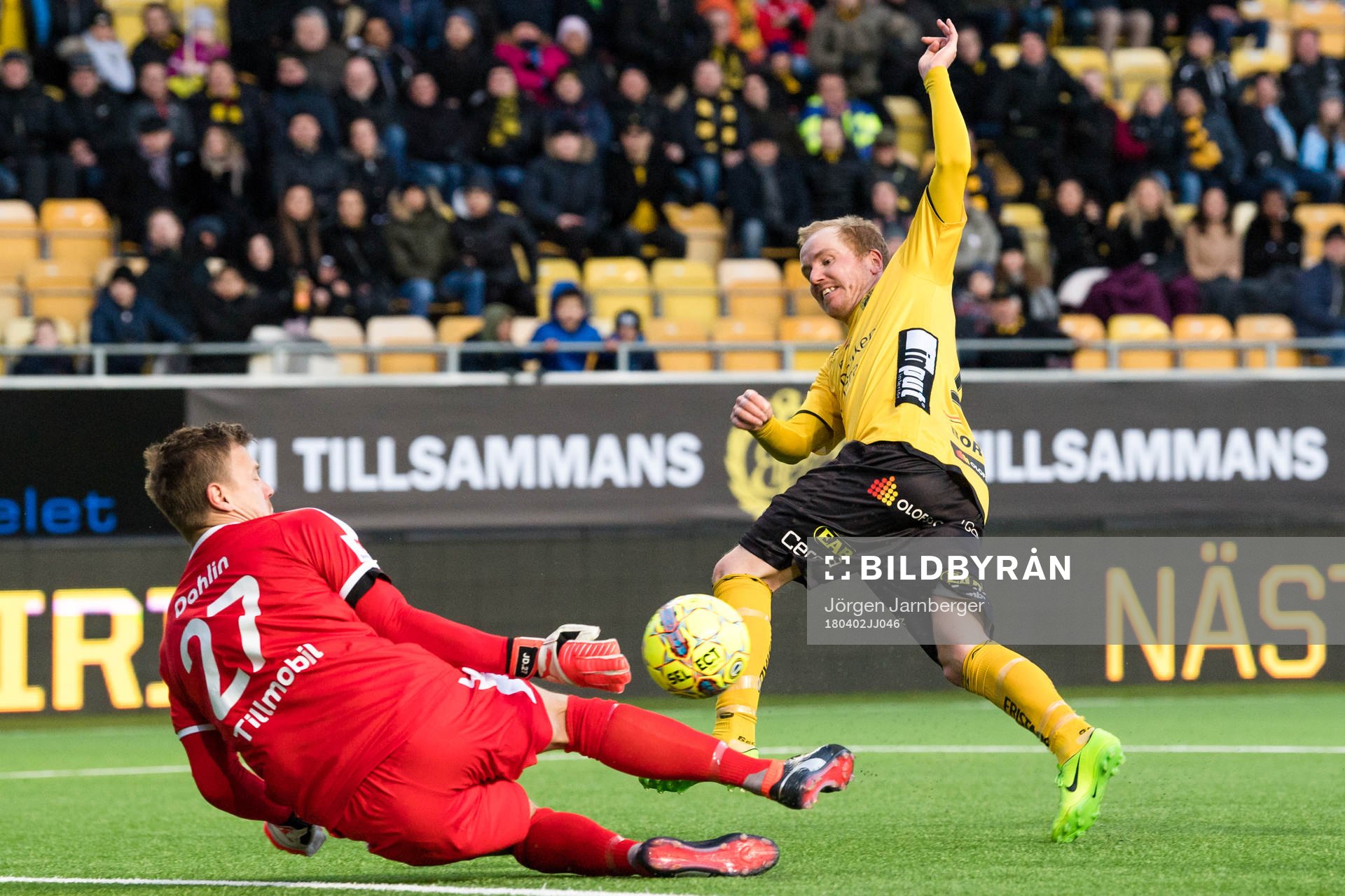 Malmö FFs målvakt Johan Dahlin räddar skott från