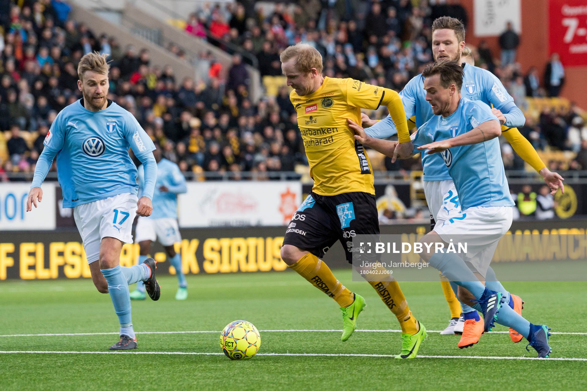 Elfsborgs Simon Lundevall i kamp med Malmö FFs Eric Larsson, Lasse Nielsen och Rasmus Bengtsson under fotbollsmatchen i Allsvenskan mellan Elfsborg och Malmö FF den 2 april 2018 i Borås.