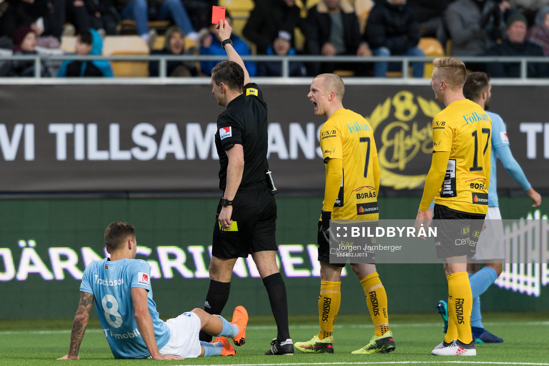 Elfsborgs Daniel Gustavsson reagerar då domare Bojan