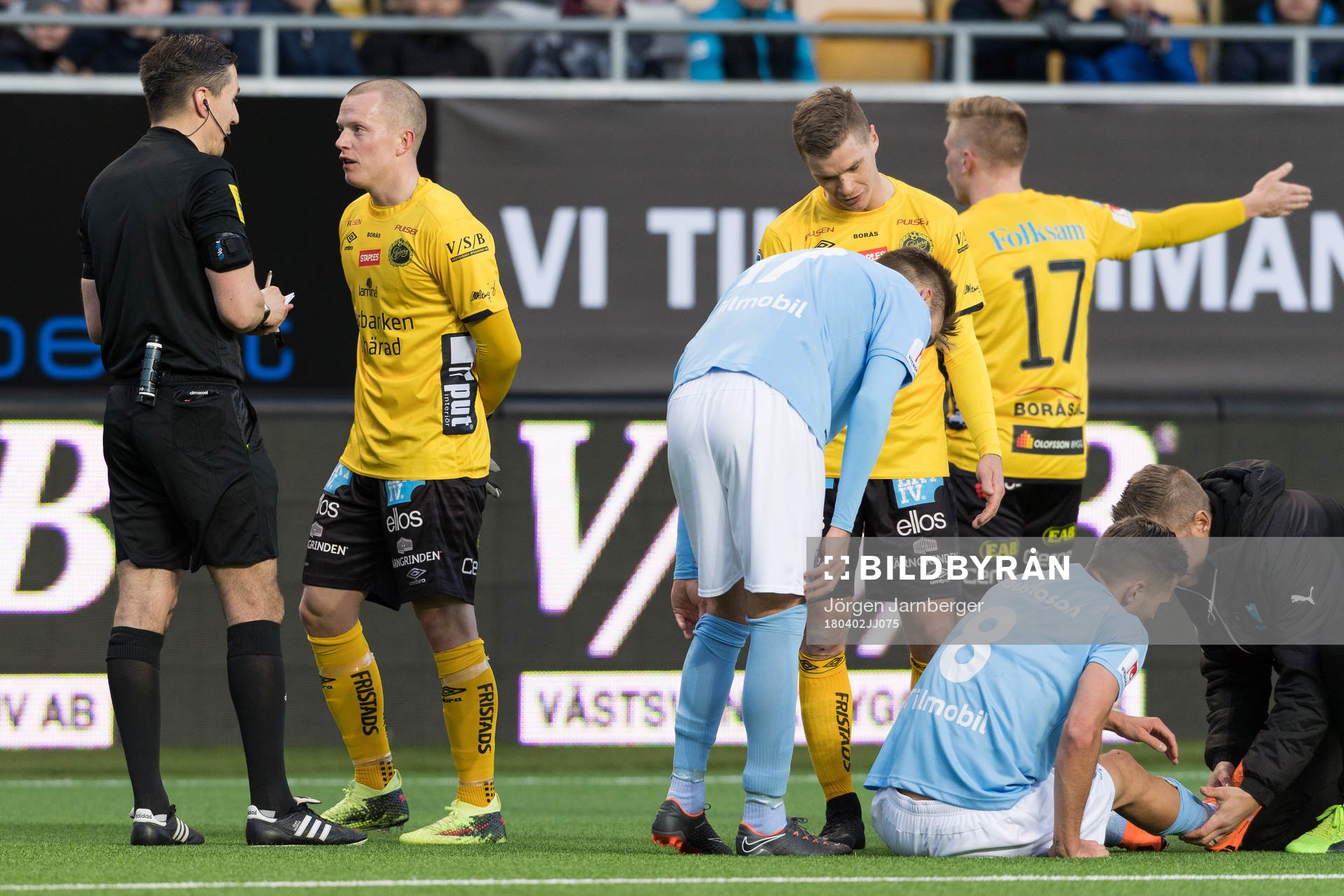Elfsborgs Daniel Gustavsson deiskterar med domare Bojan