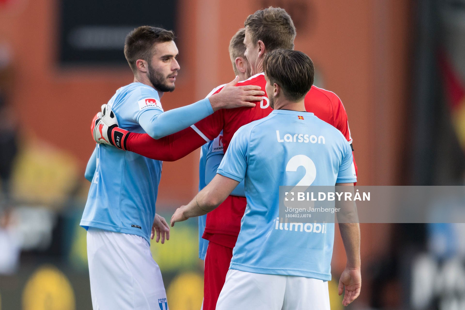 Malmö FFs Egzon Binaku klappar om målvakt Johan Dahlin