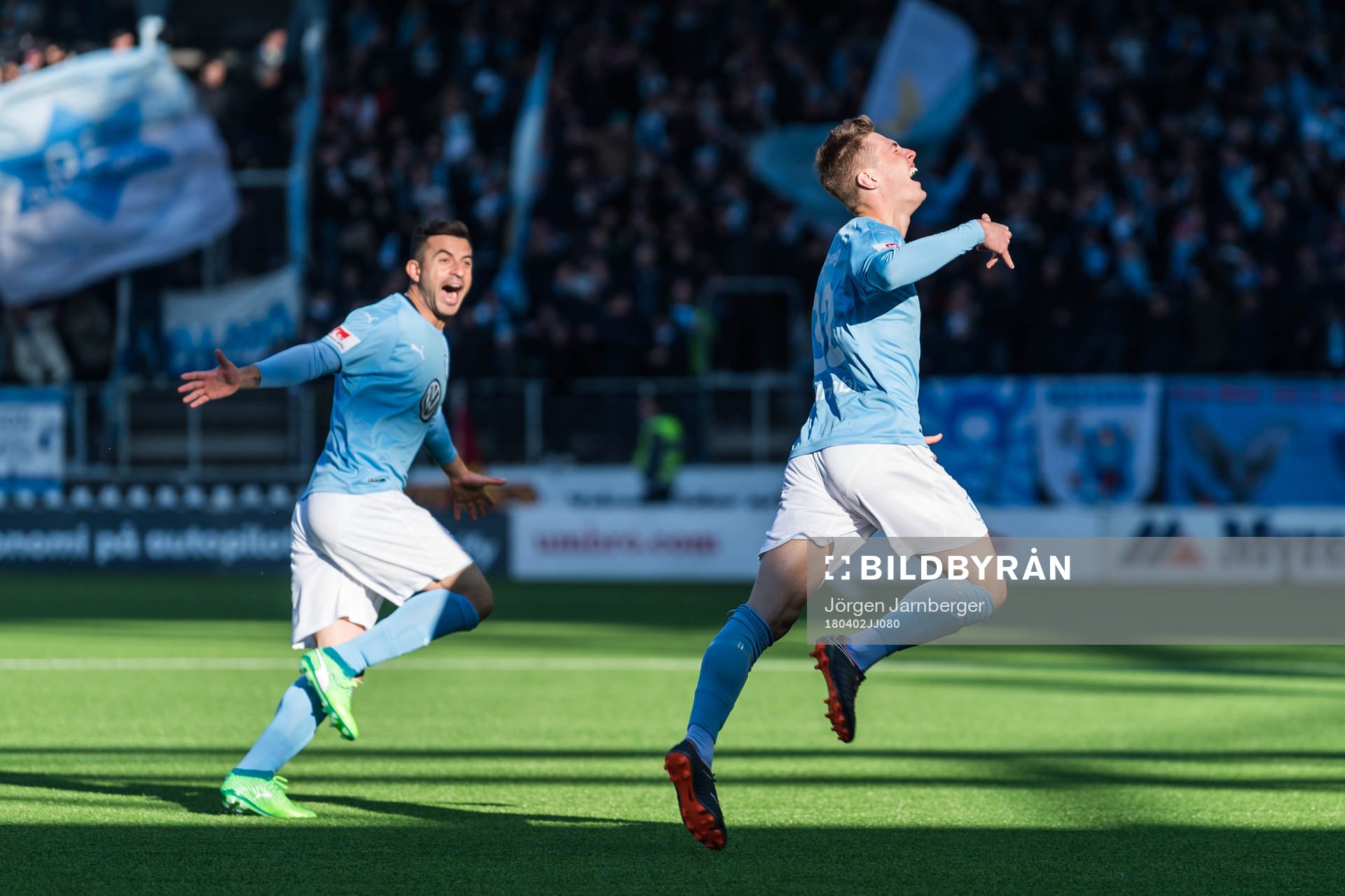 Malmö FFs Mattias Svanberg jublar efter 0-1 med Behrang Safari i bakgrunden under fotbollsmatchen i Allsvenskan mellan Elfsborg och Malmö FF den 2 april 2018 i Borås.