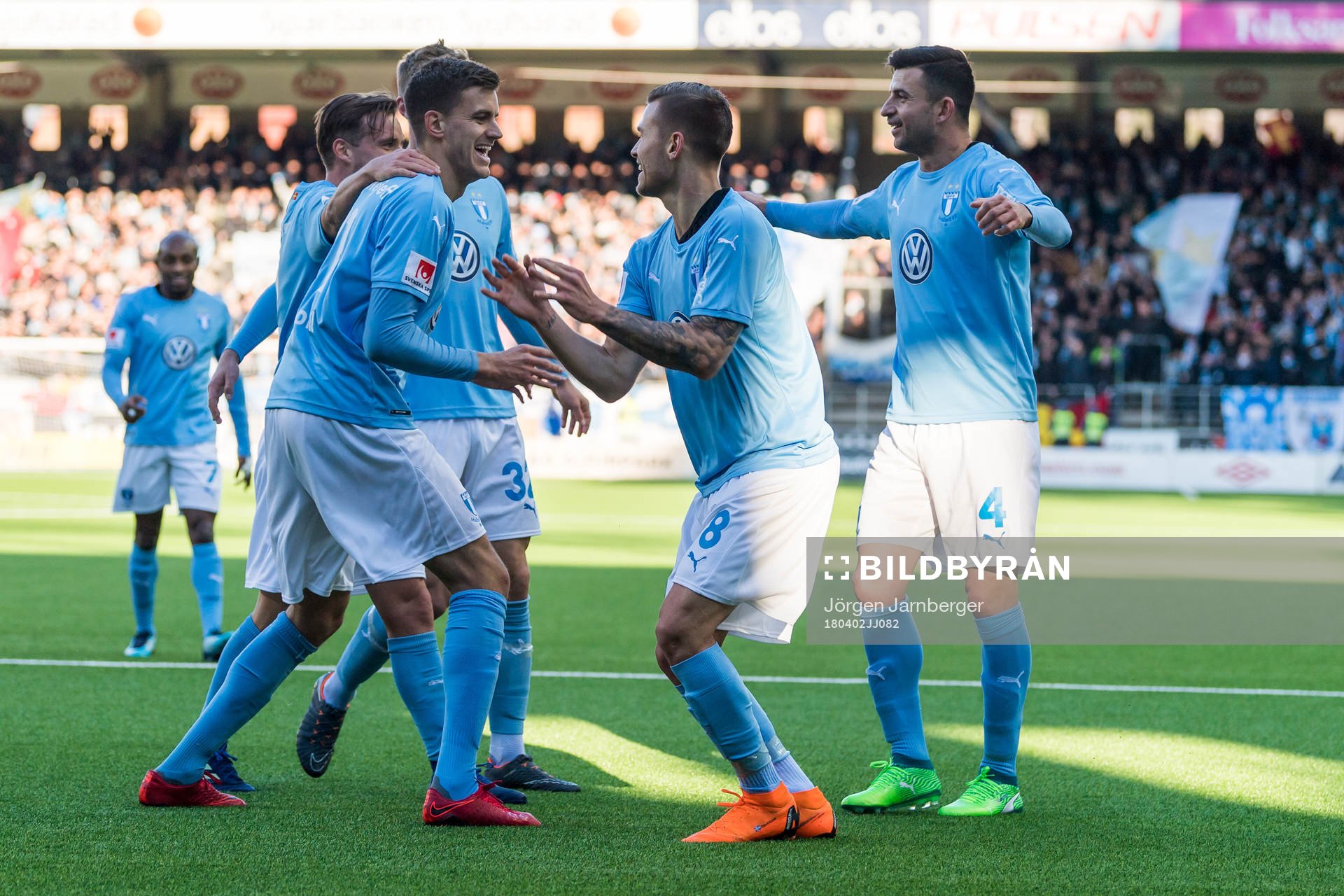 Malmö FFs Arnór Ingvi Traustason jublar efter 1-2 tillsammans med Alexander Jeremejeff (skymd) och Behrang Safari under fotbollsmatchen i Allsvenskan mellan Elfsborg och Malmö FF den 2 april 2018 i Borås.