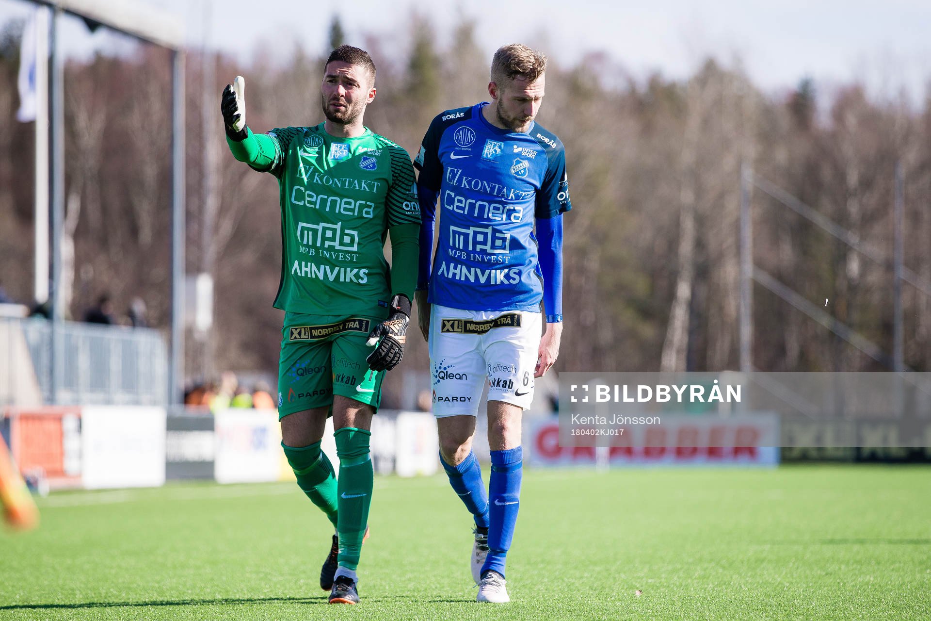 Norrbys målvakt Mergim Krasniqi deppar med Marc Axengren