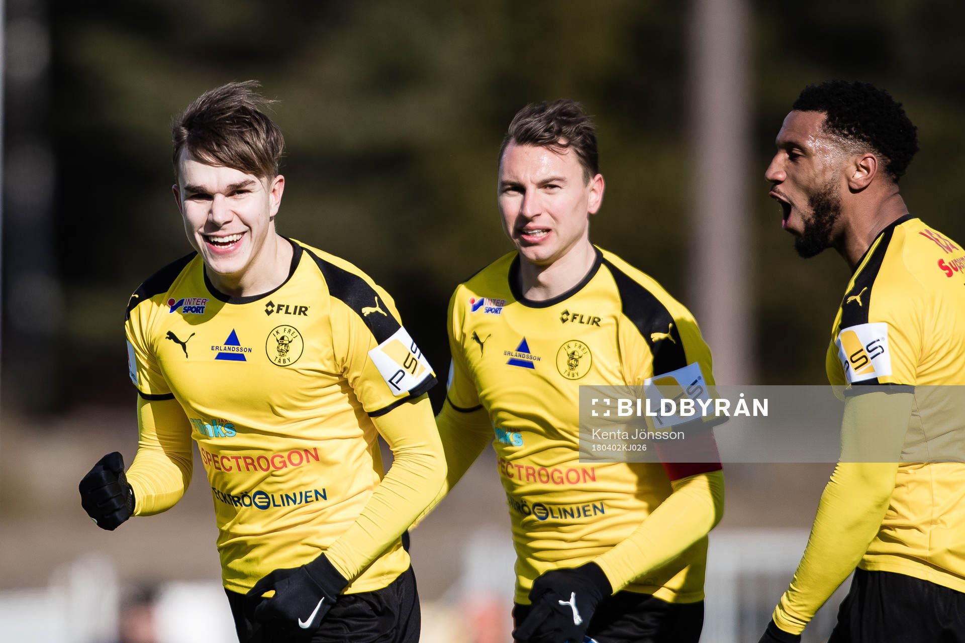Frejs Dusan Jajic jublar med Marcus Hansson