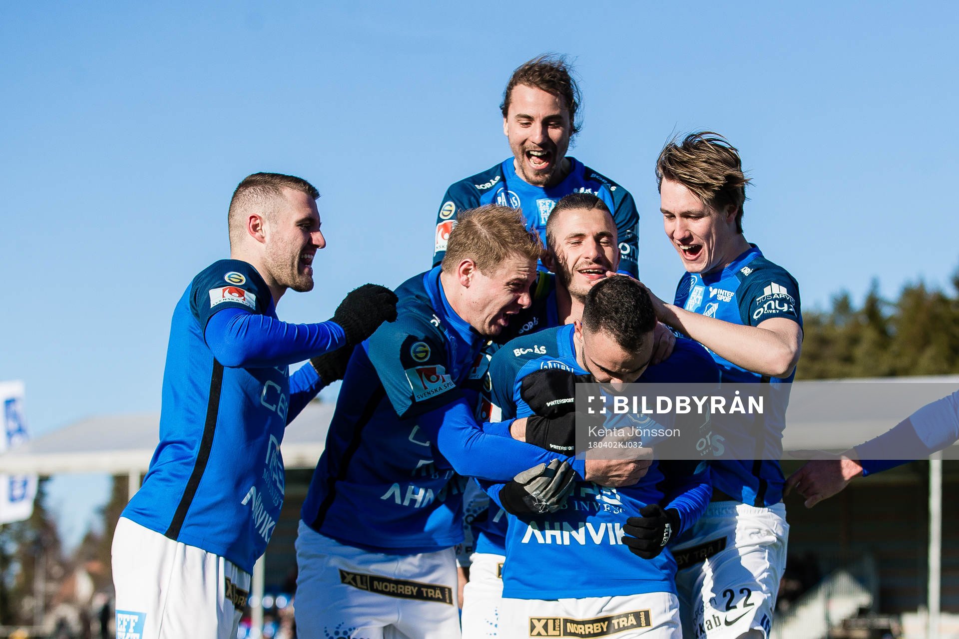 Norrbys Richard Yarsuvat (längst fram) jublar med Mehmed