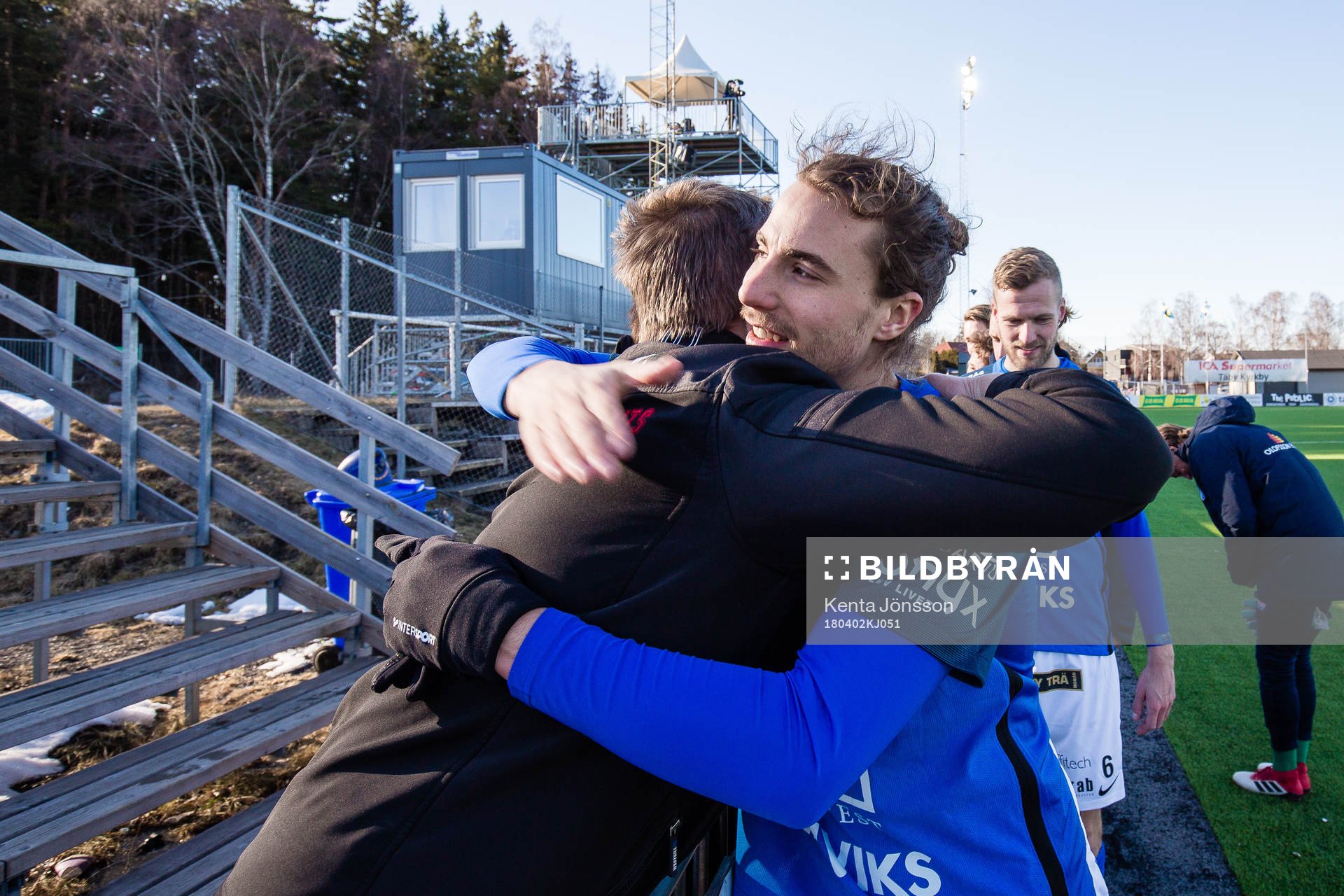 Norrbys Jonathan Azulay omfamnar publiken