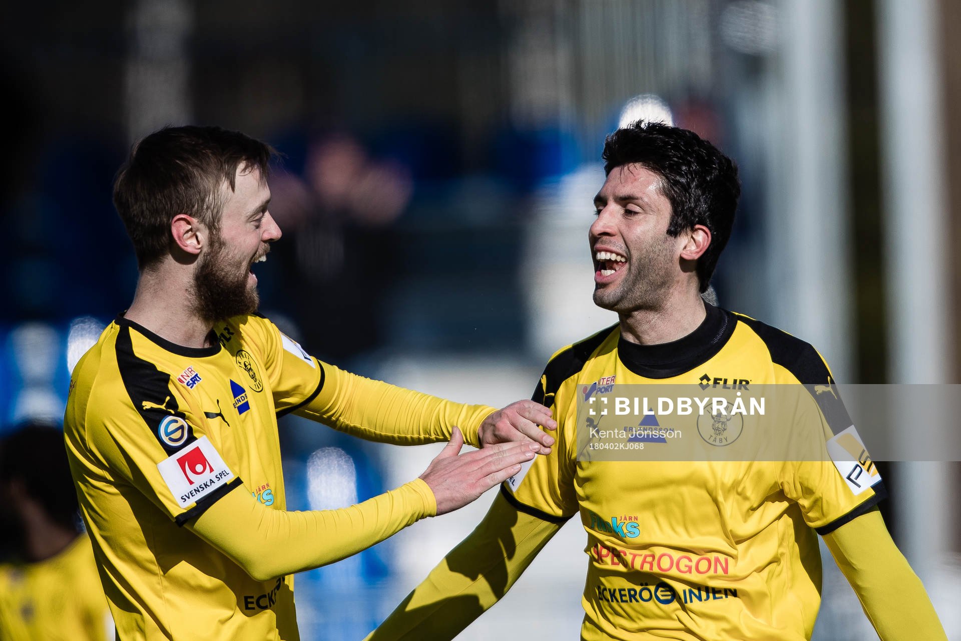 Frejs Luca Gerbino Polo (h) jublar med Mattias Bouvin (v)